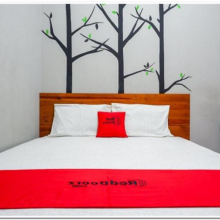 Отель Reddoorz Near Jogja Expo Center 2 Baturetno Экстерьер фото