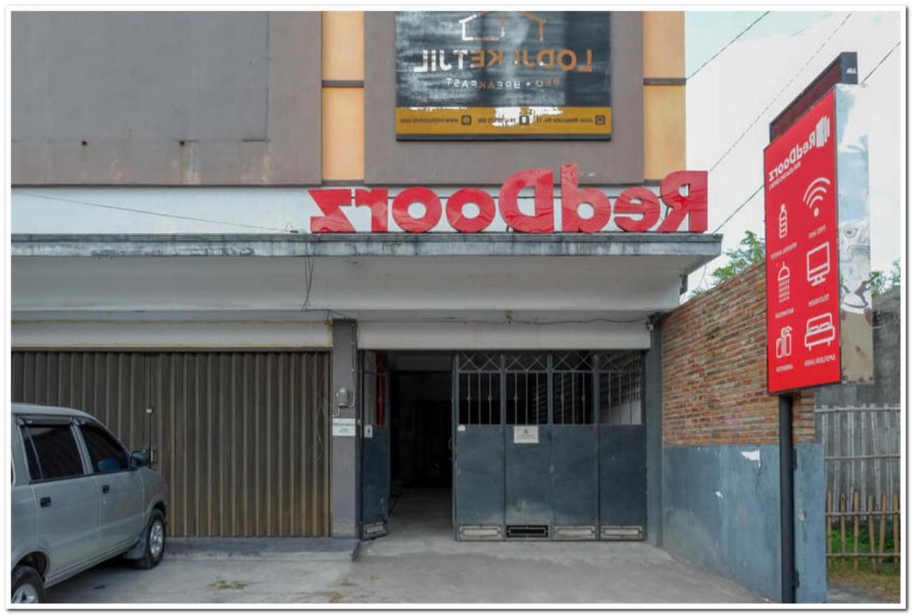 Отель Reddoorz Near Jogja Expo Center 2 Baturetno Экстерьер фото