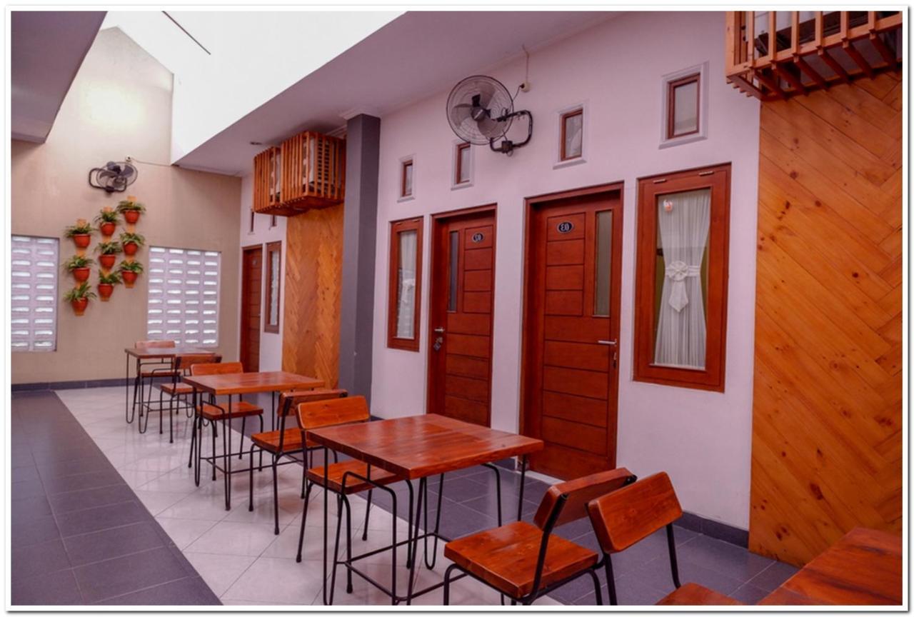Отель Reddoorz Near Jogja Expo Center 2 Baturetno Экстерьер фото