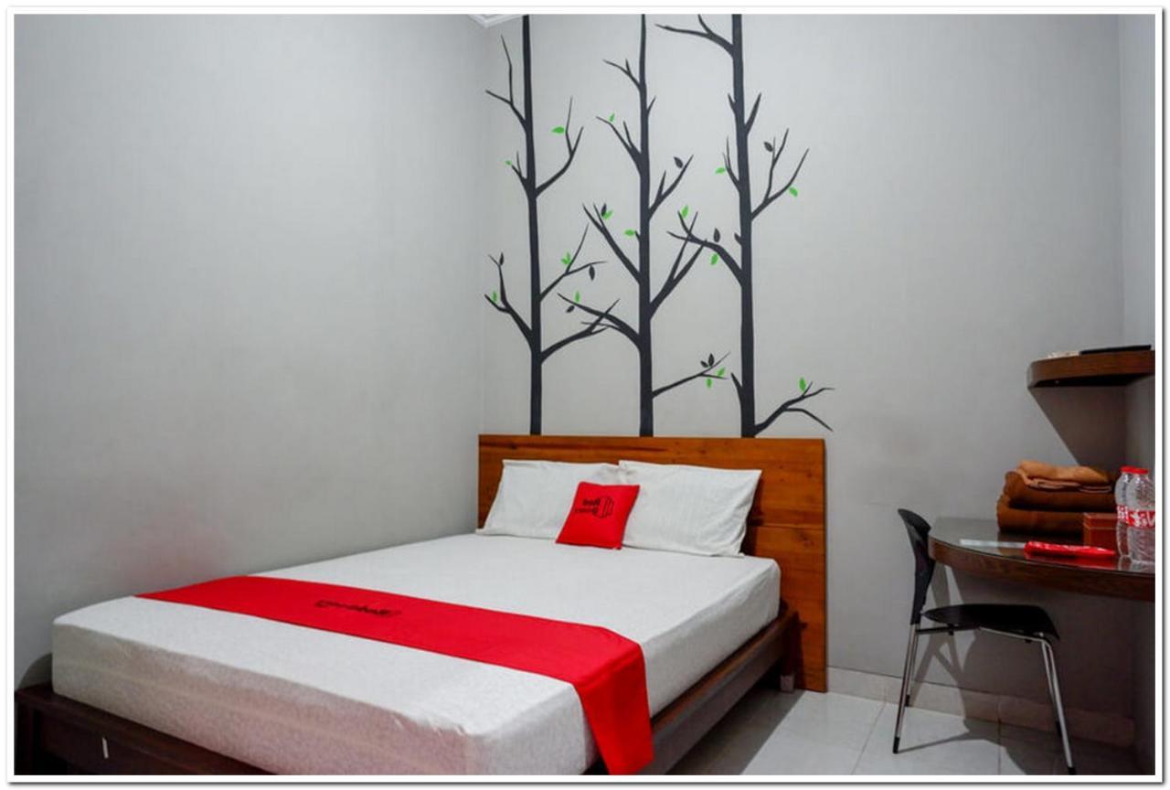 Отель Reddoorz Near Jogja Expo Center 2 Baturetno Экстерьер фото